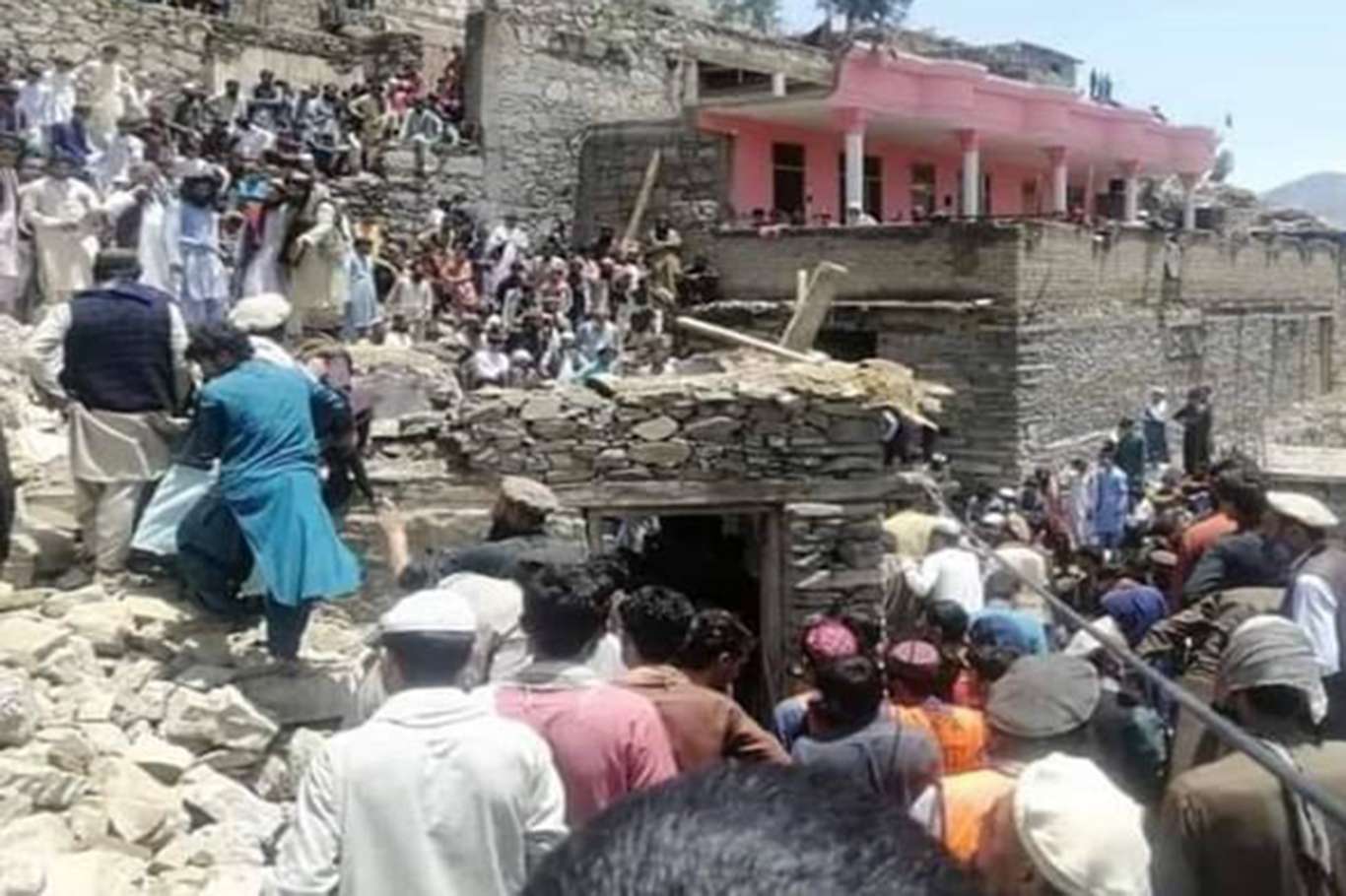 Afganistan'da bir ev çöktü: 6 ölü 9 yaralı